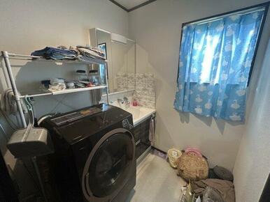 明るい洗面所です