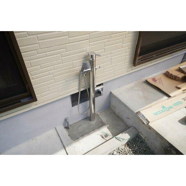 ホースが自由自在に伸びて水の飛び散りも少ないハンドシャワータイプ♪