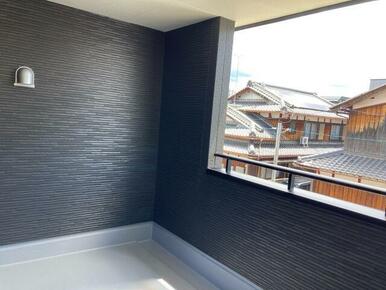 洗濯物や布団をたっぷり干せるのがうれしいバルコニー （2号棟）