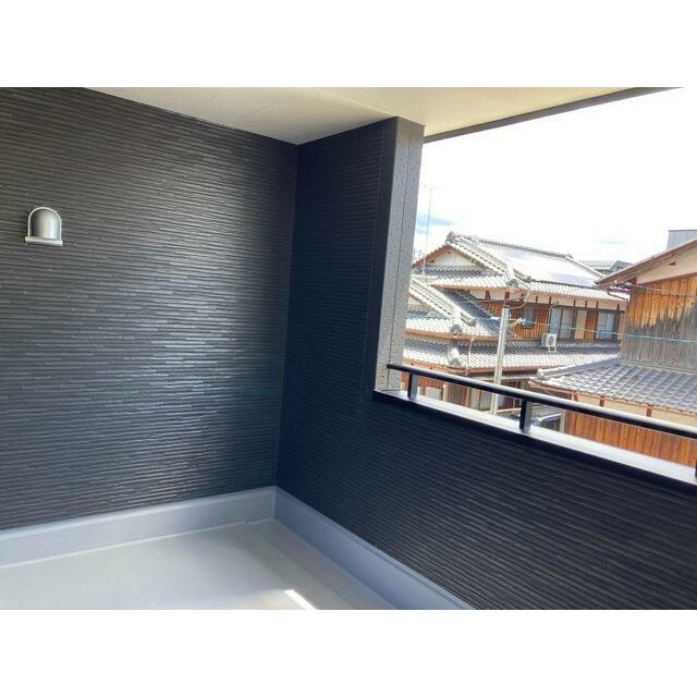 洗濯物や布団をたっぷり干せるのがうれしいバルコニー （2号棟）