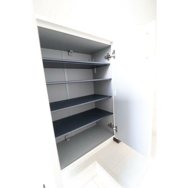 玄関には大きめのシュークローゼット