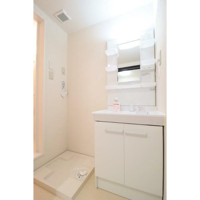 独立洗面化粧台と洗濯用防水パンがございます。