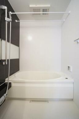 【浴室】浴室乾燥暖房機能付き。雨天時は洗濯物干しスペースとしても利用可能。アクセントウォールと横長の