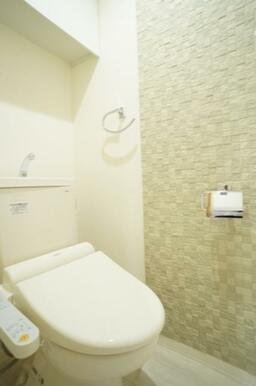 【トイレ】温水暖房洗浄便座付き。タオル掛け・ペーパーホルダーはKAWAJUN製　上部に棚も設置しております