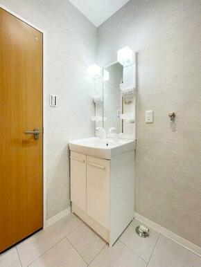 独立洗面台あり、毎朝おしゃれに忙しい女性の方におすすめです