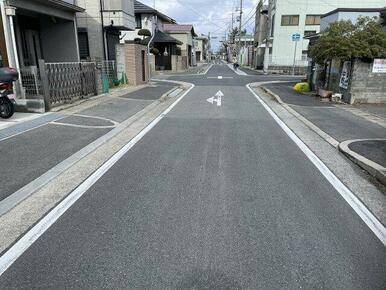 前面道路は8m超えで広々