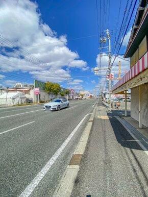 西側前面道路は幅員約17.9ｍの尼宝線！商業施設が多くあり、交通アクセスも便利です！