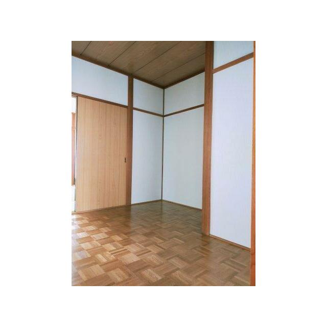 キッチン隣4帖の洋室です