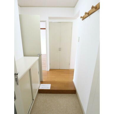 帽子など掛けられる3連フック有！