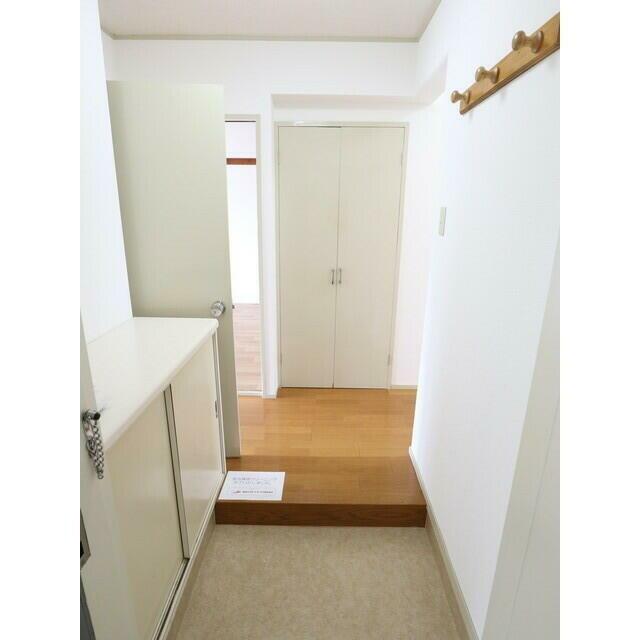 帽子など掛けられる3連フック有！