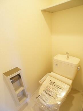 ＴＯＴＯ社製ウォシュレット付きトイレです。上部には棚が有りペーパーの買い置き等のストックに便利です。