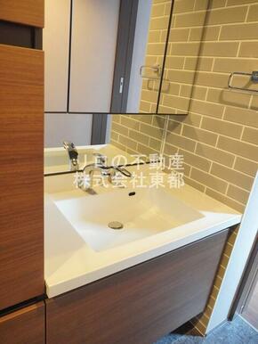 収納豊富な独立洗面台設置済みです♪