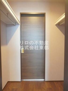 奥行のあるウォークインクローゼットならお荷物多い方でも安心☆