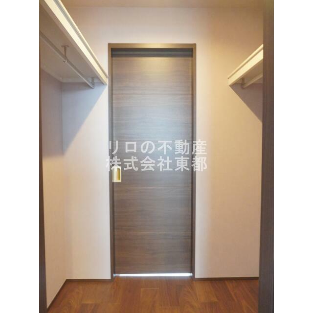 奥行のあるウォークインクローゼットならお荷物多い方でも安心☆