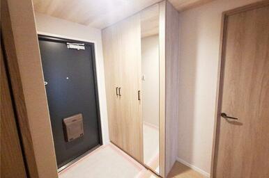 玄関：新調した姿見付きの下駄箱付き。靴の収納やお出かけ前の身だしなみチェックに便利。