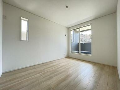 お部屋からバルコニーに出られるので洗濯物や布団などをすぐ干せ取込みも楽にできます！