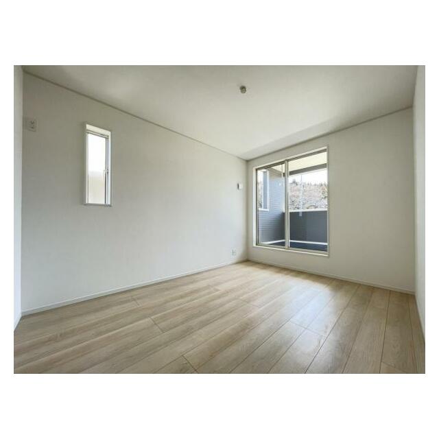 お部屋からバルコニーに出られるので洗濯物や布団などをすぐ干せ取込みも楽にできます！