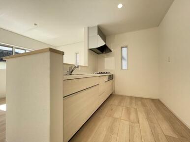 リビングの様子を見ながら家事ができるので小さなお子さまがいるご家庭も安心です＾＾