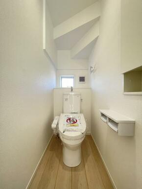 トイレットペーパーや掃除用品もスッキリ片付く収納スペース付きのトイレ！