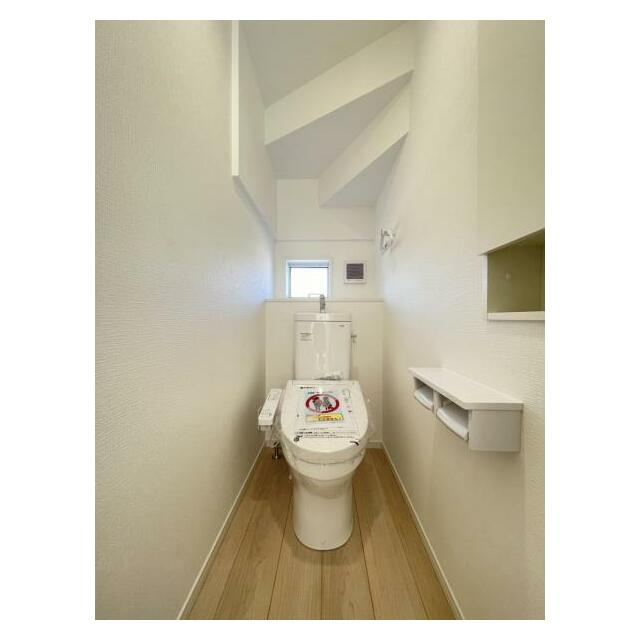 トイレットペーパーや掃除用品もスッキリ片付く収納スペース付きのトイレ！