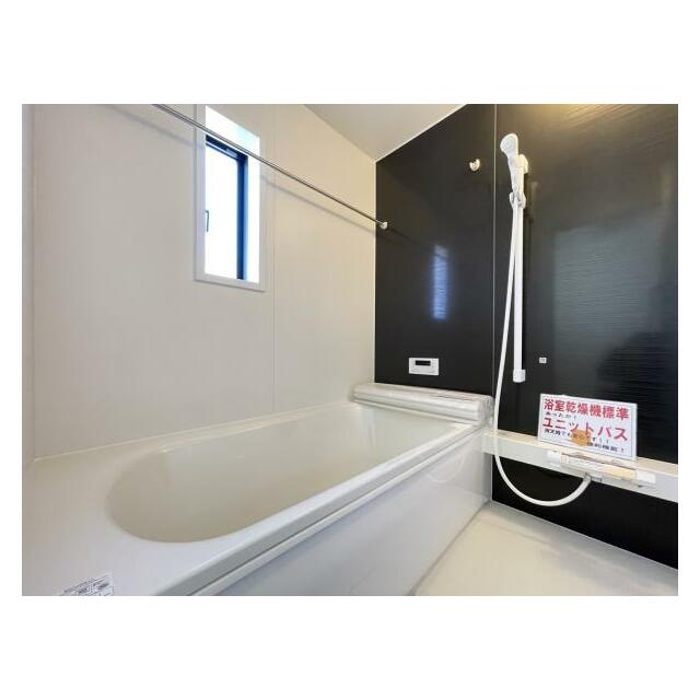 ゆったりと浸かれる1坪風呂を採用！1日の疲れを癒してくれる浴室は窓のある開放的な空間＾＾