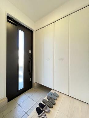 玄関を広く利用できるようシューズクローゼットを完備。ご家族みんなの靴をスッキリ収納できます！