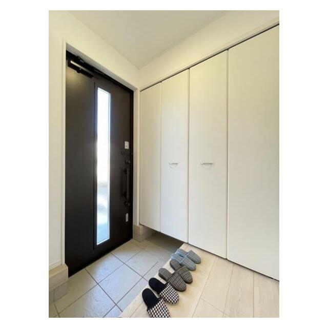 玄関を広く利用できるようシューズクローゼットを完備。ご家族みんなの靴をスッキリ収納できます！