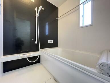 ゆったりと浸かれる1坪風呂を採用！1日の疲れを癒してくれる浴室は窓のある開放的な空間＾＾