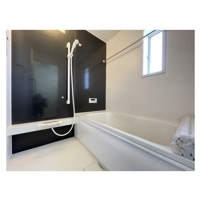 ゆったりと浸かれる1坪風呂を採用！1日の疲れを癒してくれる浴室は窓のある開放的な空間＾＾