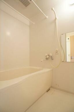 浴室です！白を基調としていて清潔感があります！