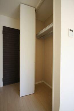 収納はハンガーパイプ付きでございます