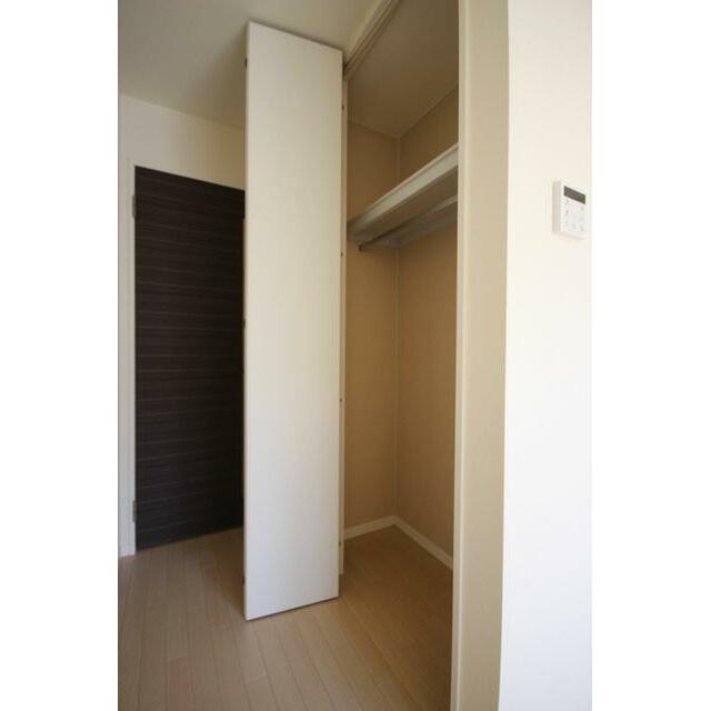 収納はハンガーパイプ付きでございます