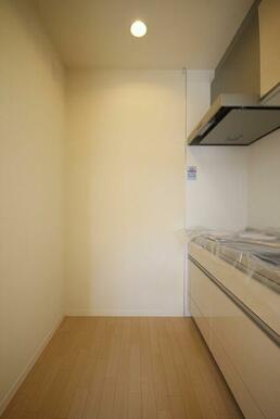 キッチンは上下部に収納がございます