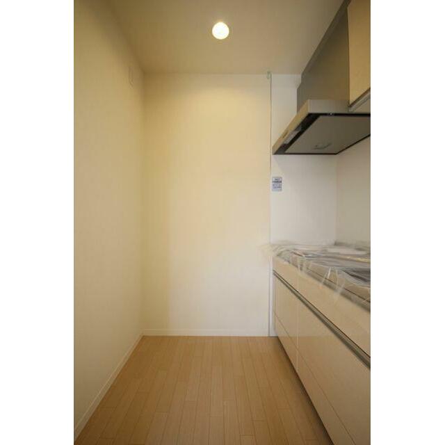 キッチンは上下部に収納がございます