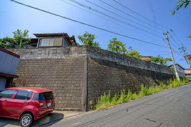 車や通行人の目線が気になりくく、落ち着いた生活ができます。