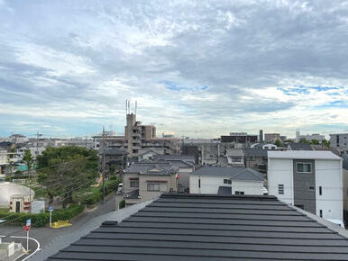 名駅の高層ビルが望めます