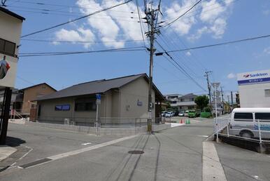 ４．５号地と１号地の前面道路が交差する場所です。車もちょこちょこ通ってた印象です。