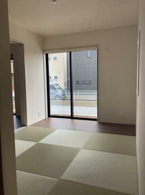 家具の配置で個性が光るリビング（1号棟）
