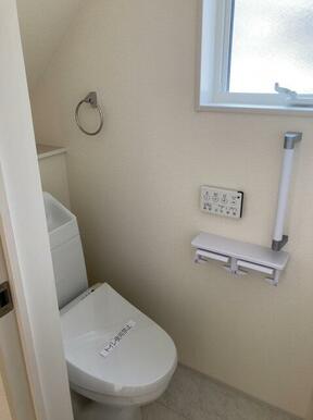 年配者や障害のある人でも自分でトイレができる手すり付き（3号棟）