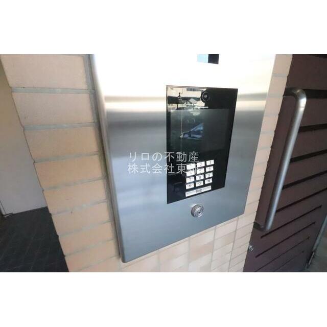 不審者やセールスなどの侵入を防げるオートロック付！