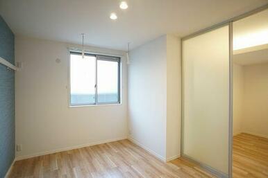 洋室６．０帖。洗濯ものや物ををかける事ができる物干し金具（ホスクリーン）。