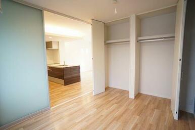 洋室６．０帖。収納側へのアングルで撮影しております。