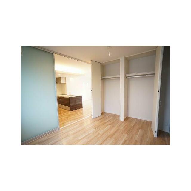 洋室６．０帖。収納側へのアングルで撮影しております。