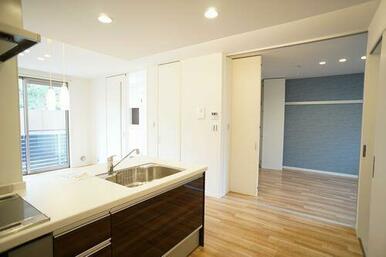 ＬＤＫ１１．５帖。洋室６．０帖側へのアングルに向けて撮影した写真です。