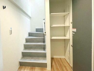 階段横には便利な収納付き！