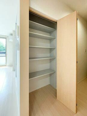 ☆キッチン横の収納スペースです♪