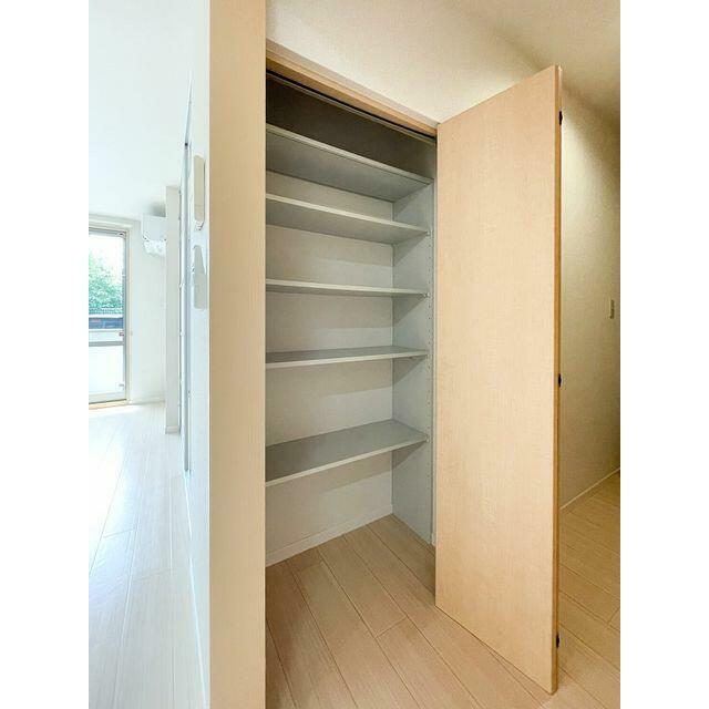 ☆キッチン横の収納スペースです♪