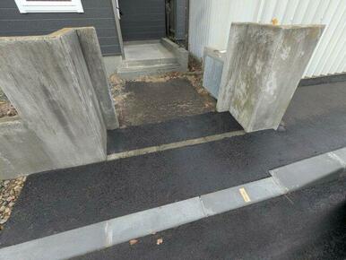 玄関入口、舗装済