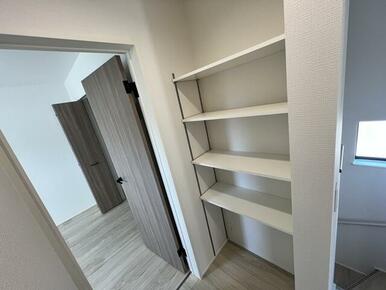廊下には便利な稼働棚（1号棟）