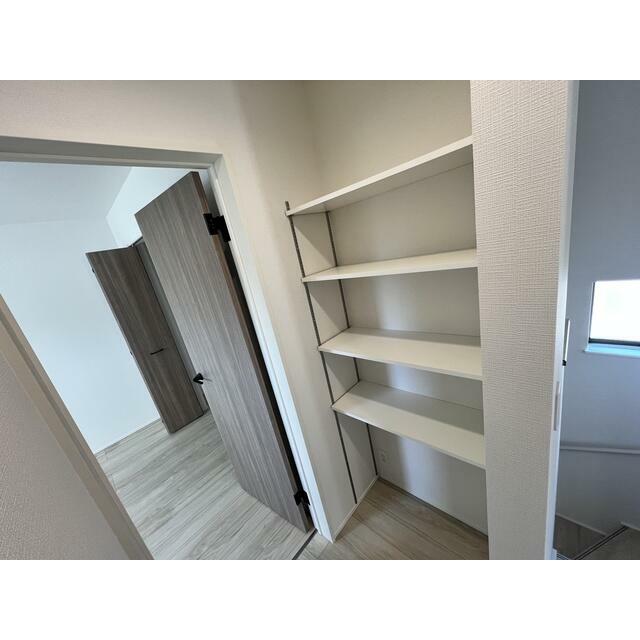 廊下には便利な稼働棚（1号棟）